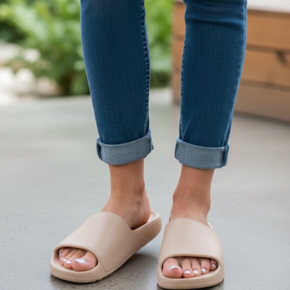 💥 FLASH SALE ALERT! Grab Your Deal Now!💥 NWT Wild Fable Slide Sandals Size 10 - Picture 2 of 2